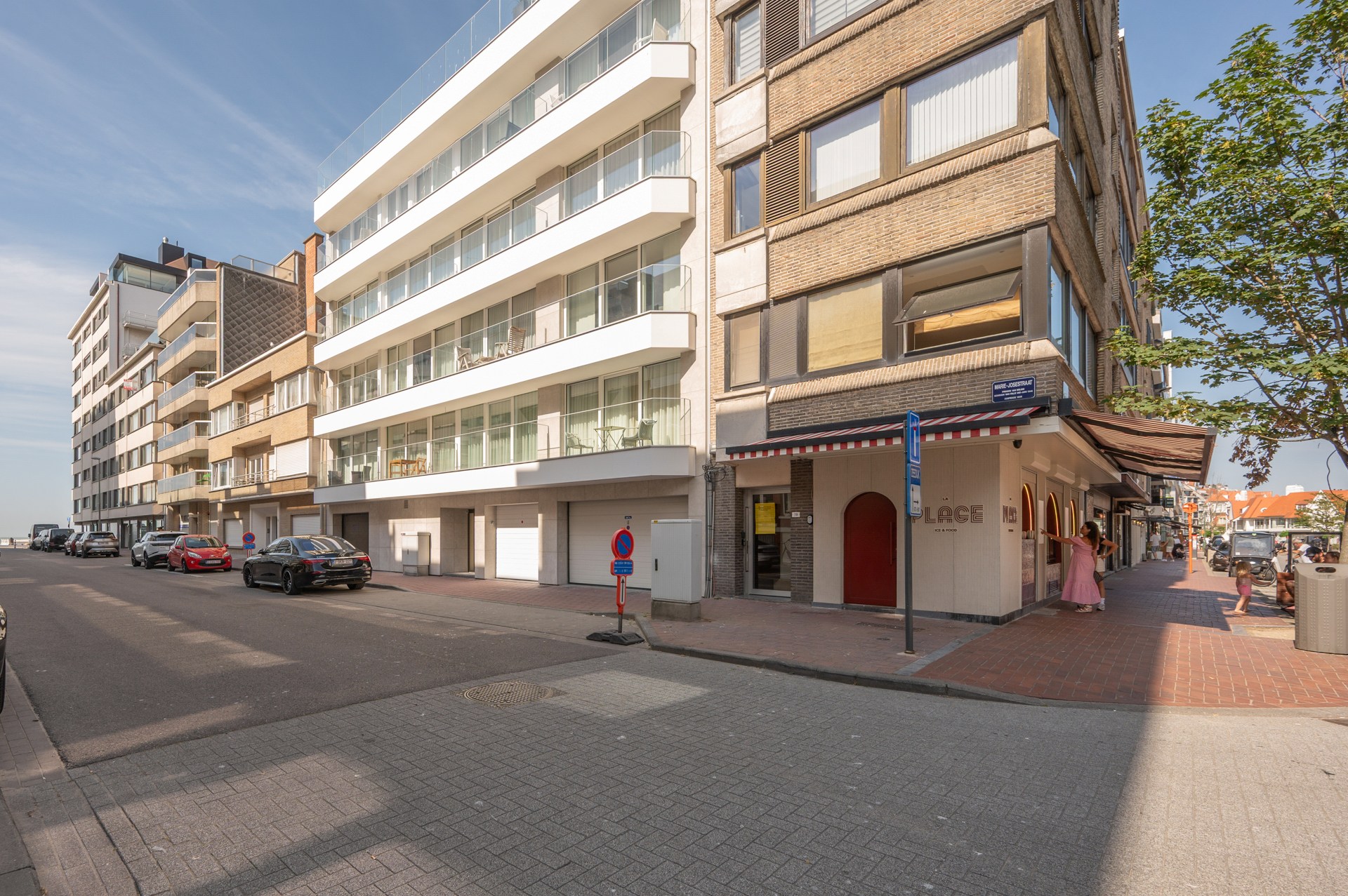 Appartement rénové de haut standing situé du côté ouest avec vue latérale sur la mer. 