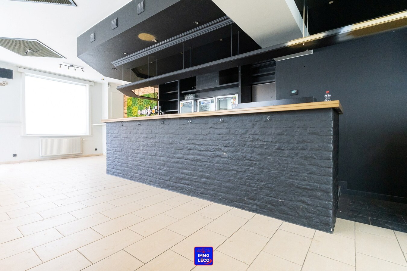 Maison de commerce avec logement, grande terrasse et garage, idéalement situé ! Nombreuses possibilités ! 