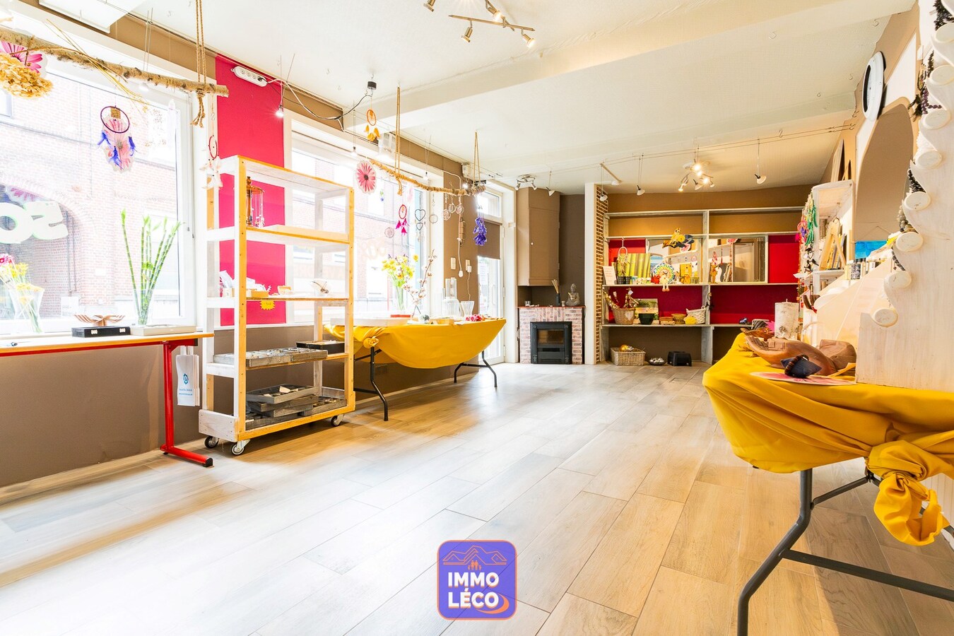 Maison de commerce idéalement située, dans un village prisé ! 