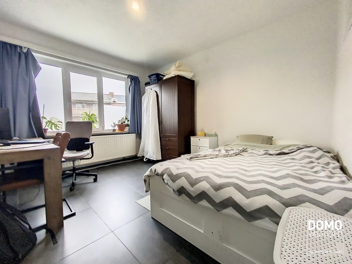 RUIM APPARTEMENT MET 4 SLAAPKAMERS EN GARAGEBOX TE RUNKST 