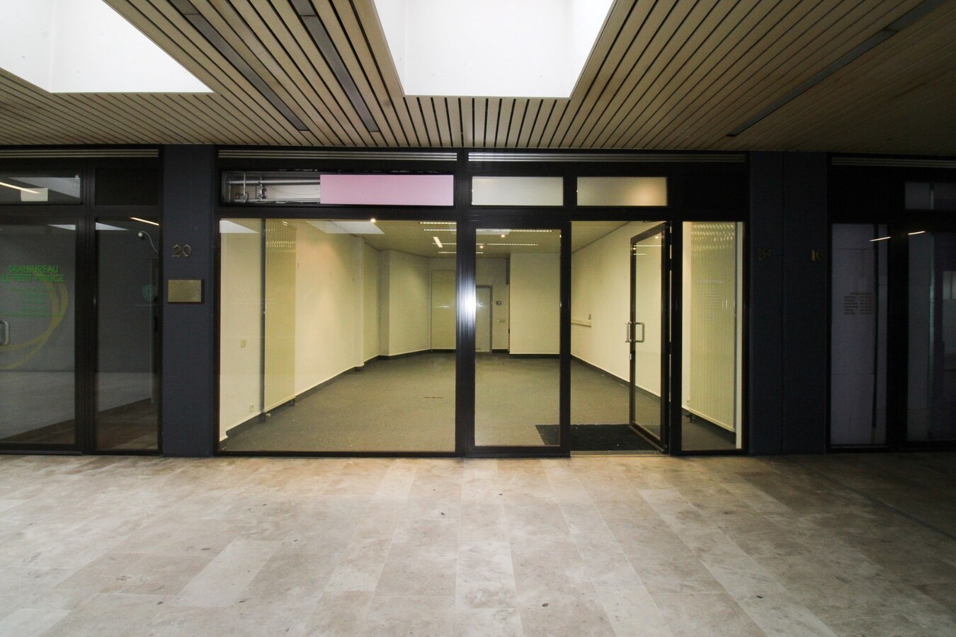 Nieuwe kansen wachten: Veelzijdige kantoor- of handelsruimte te huur in het hart van Sint-Niklaas 