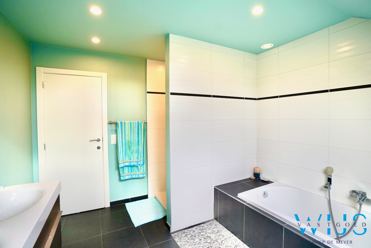 Instapklare halfopen bebouwing in rustige, kindvriendelijke woonwijk ! 