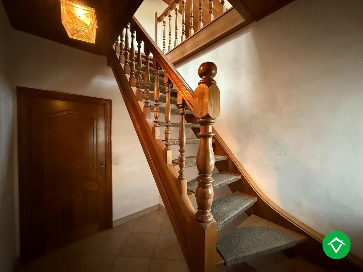 Ruime, alleenstaande woning met 6 slaapkamers en tuin te Hooglede (De Geite) 