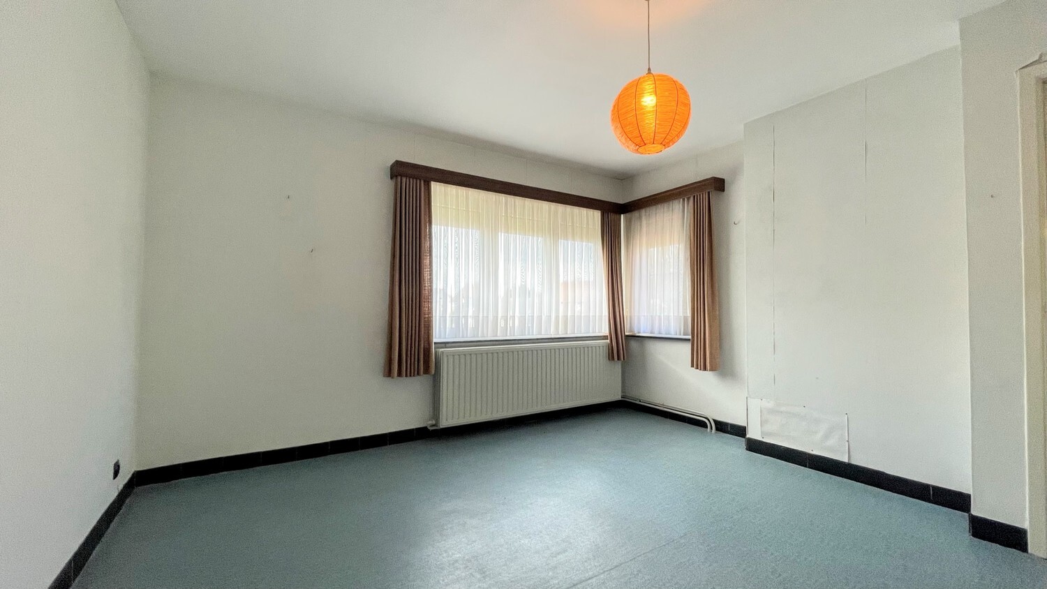 Ruime, te renoveren gezinswoning op zuidgericht perceel van 739 m² 