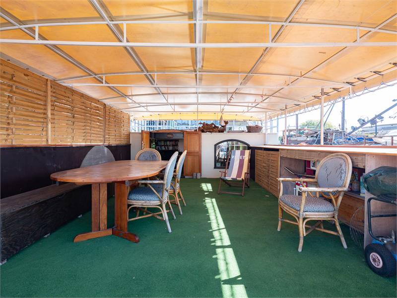 Woonschip met 5 slaapkamers en vaste ligplaats 