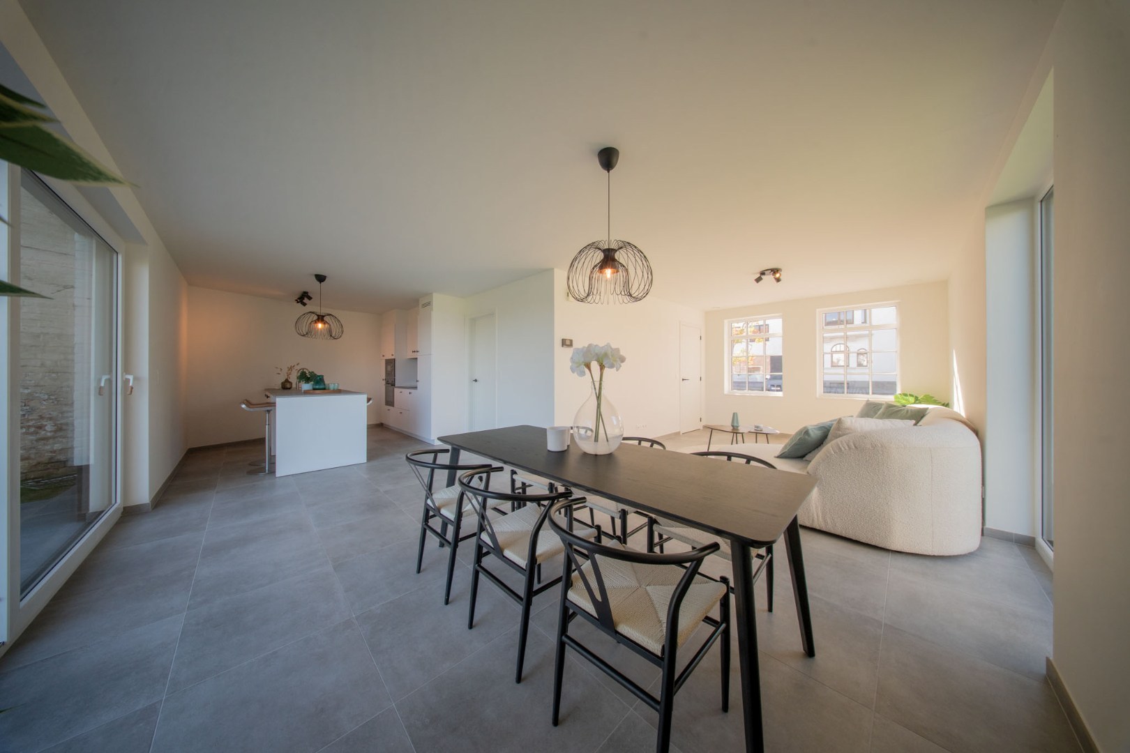 Stijlvolle en ruime nieuwbouwwoning met garage en tuin op 555 m² 