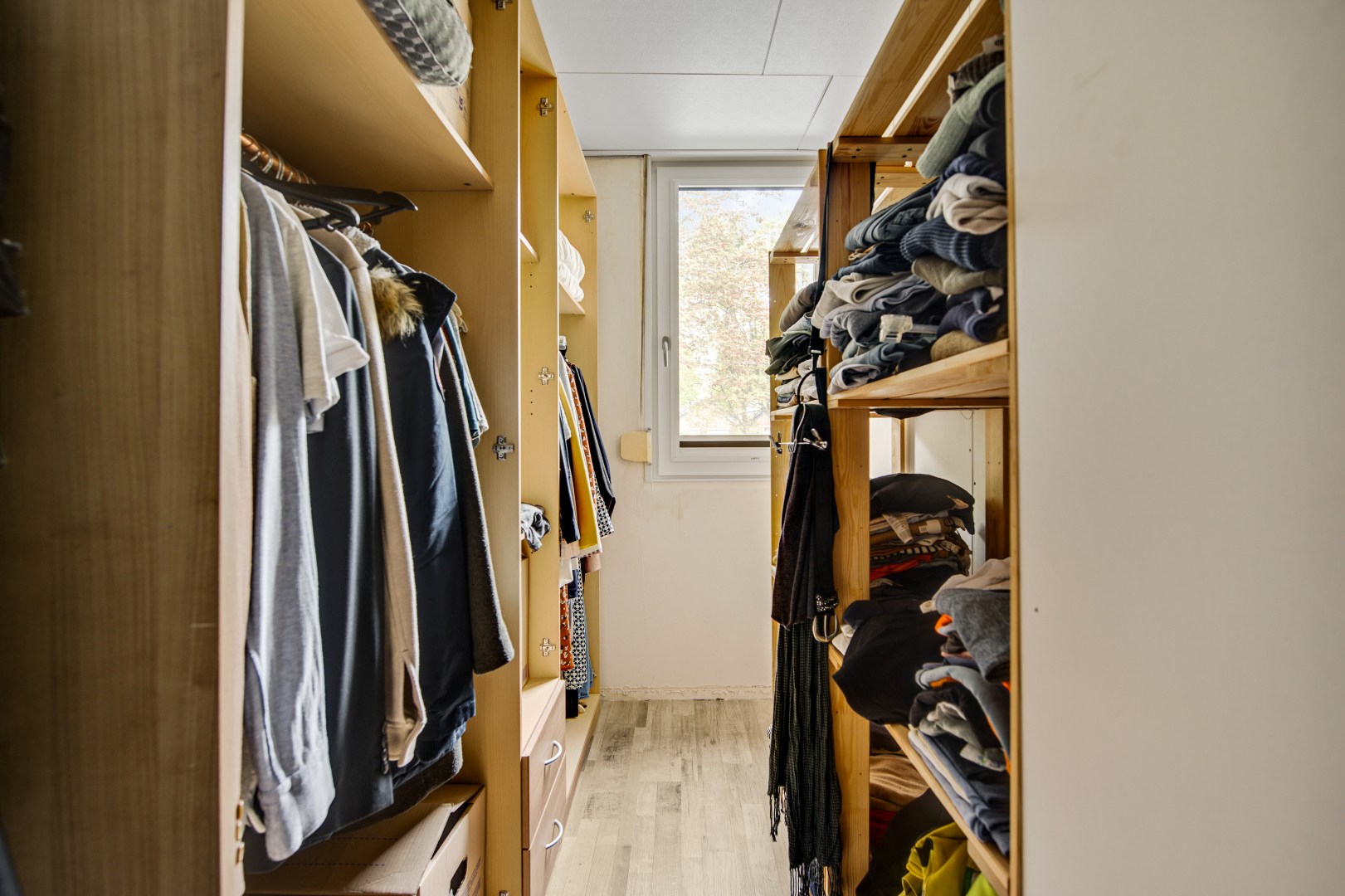 Ruime Tussenwoning in Weert met 4 Slaapkamers, 2 Badkamers, Tuin op het Noordwesten en 2 Parkeerplaatsen - Bouwjaar 1981, 132m² Woonoppervlak 