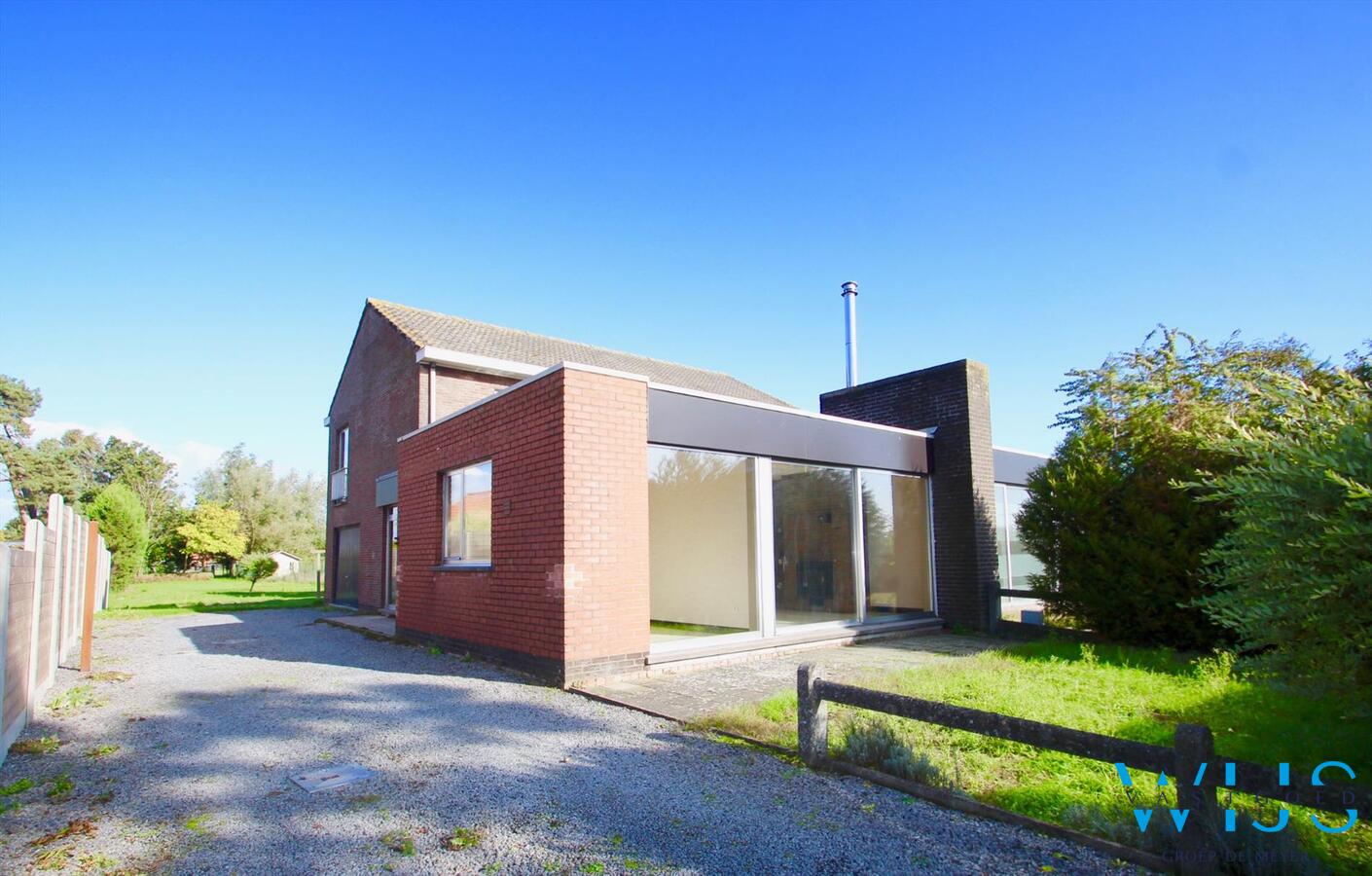 Vlot te renoveren woonhuis op een ruim perceel van 1130 vierkante meter te OOSTEEKLO ! 