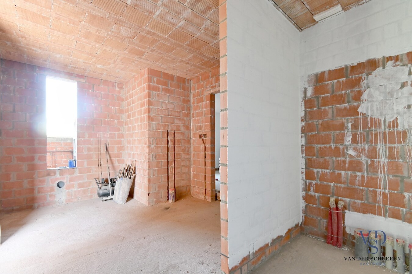 Eigentijdse woning (nog af te werken) te Vurste. 