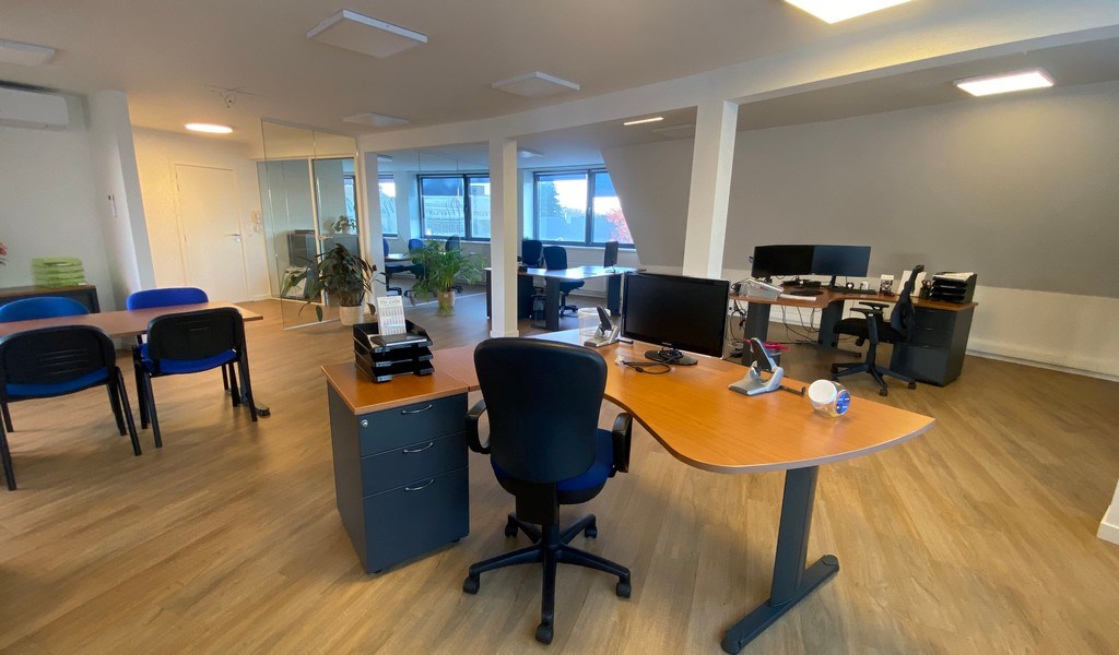 Instapklare kantoorruimte te huur vlakbij R4 in Gent