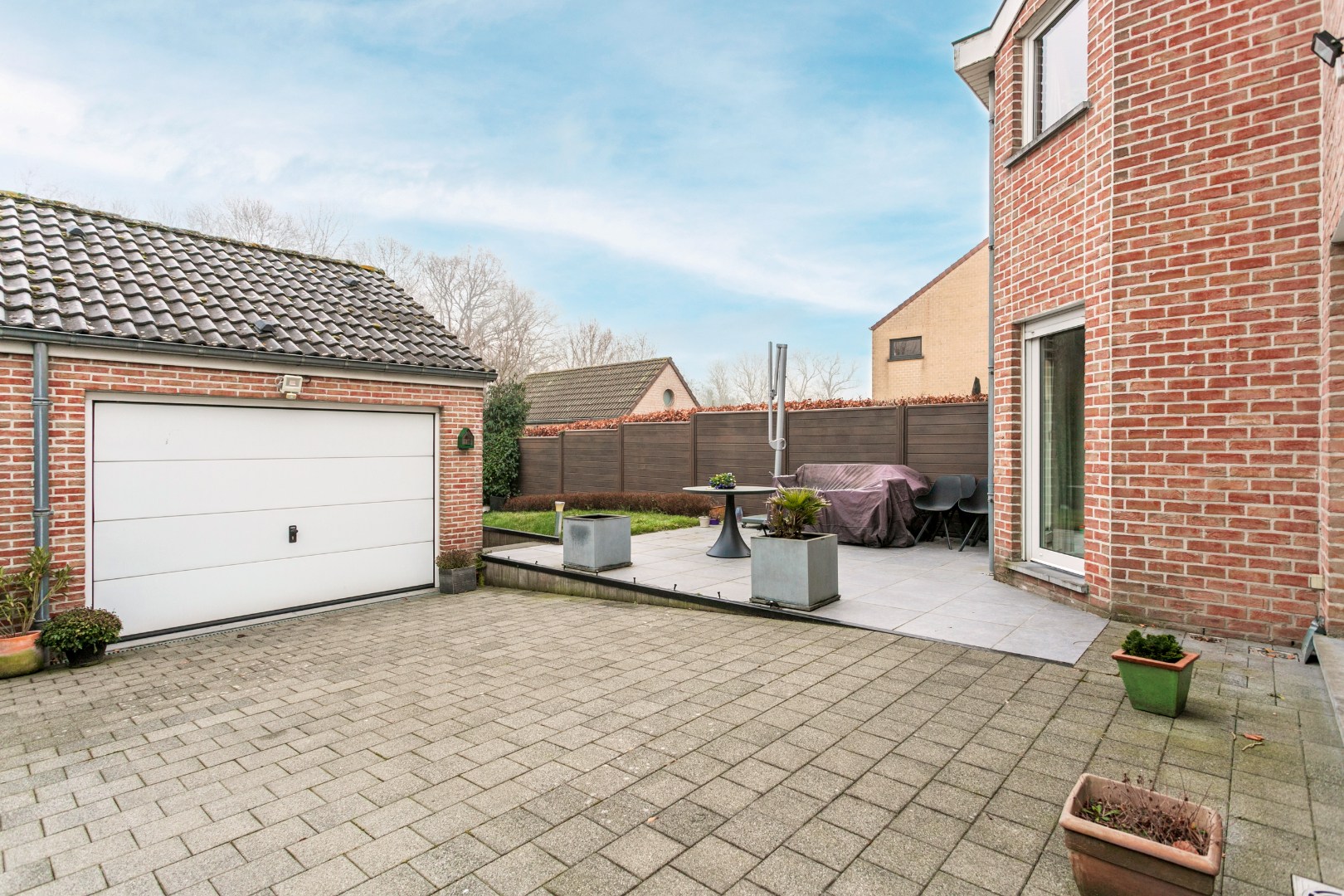 Instapklare woning 3 slpks, garage en ruime tuin (8,8are) 