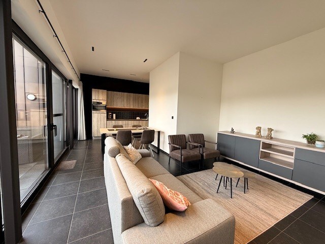 Nieuwbouwappartement met 1 slaapkamer, terras en autostandplaats te Maasmechelen. 