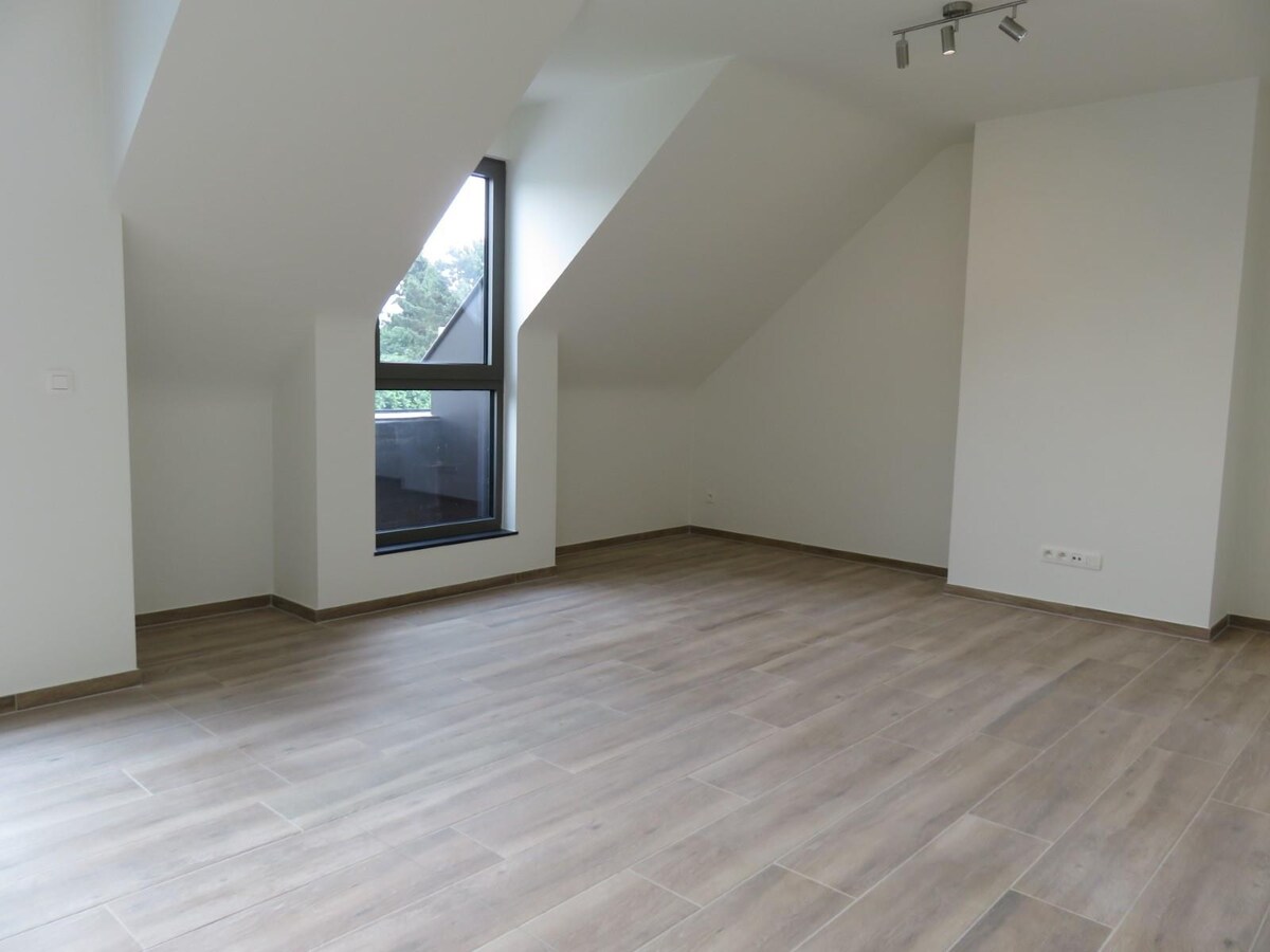 Dakappartement met 2 slaapkamers, terras en autostaanplaats! 