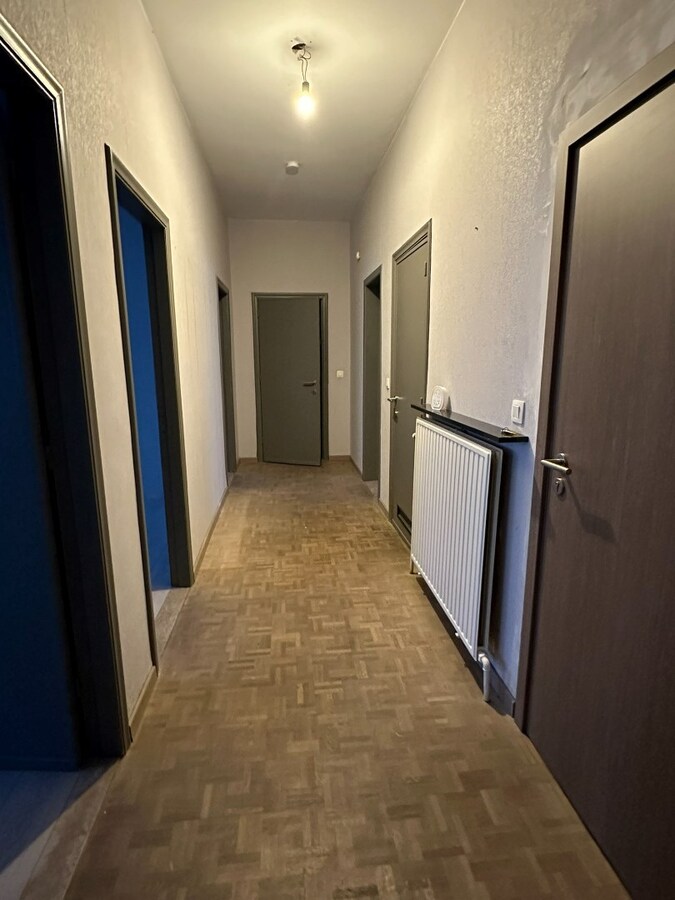 Gelijkvloersppartement met 3 slpk, dubbele garage, tuin en ruime kelder (120 m²) 