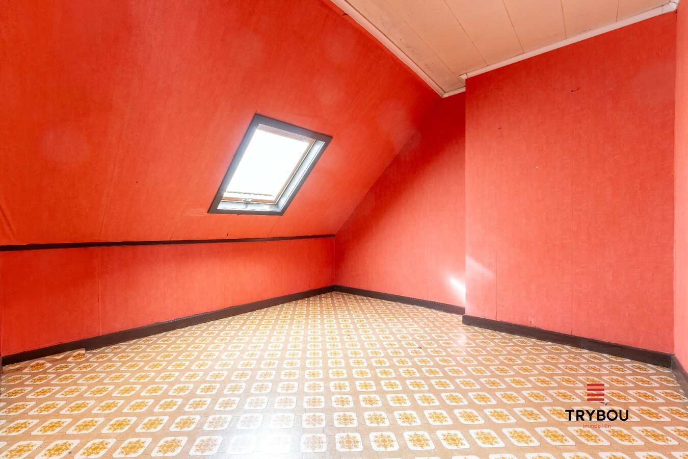 Verrassend ruime woning aan de rand van Houthulst op ruim perceel van 720m². 