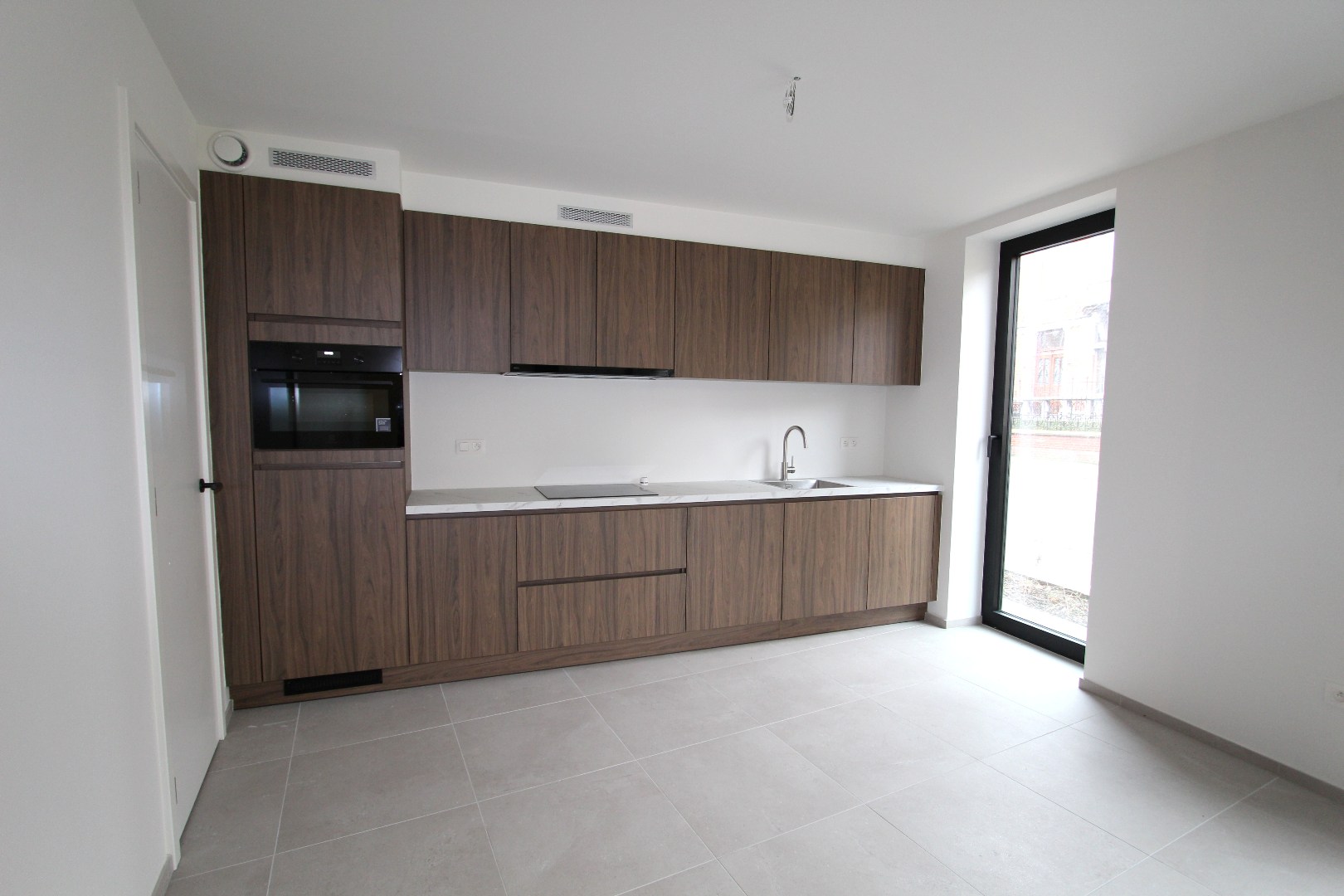 GELIJKVLOERS NIEUWBOUW APPARTEMENT MET TERRAS 