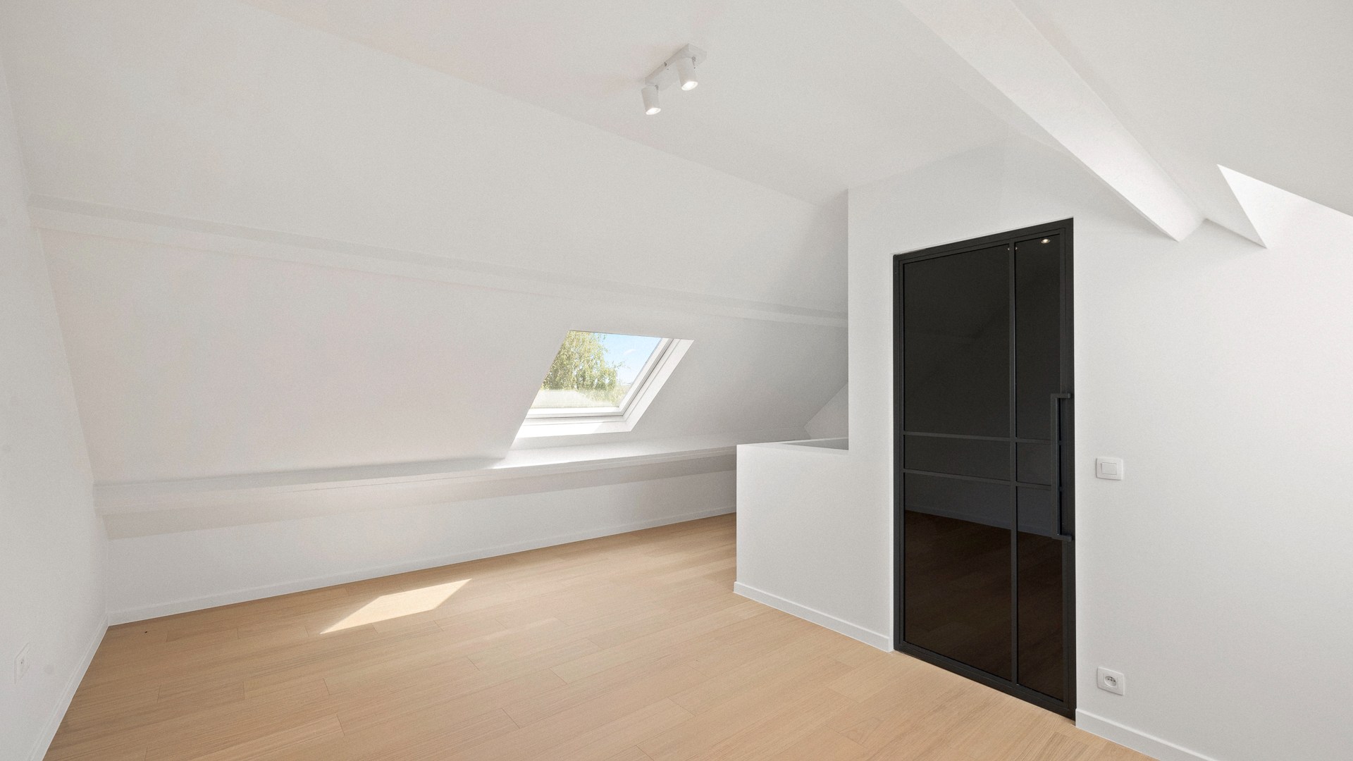 Belle maison rénovée avec 3 chambres à Heist, proche du centre et de la plage. 