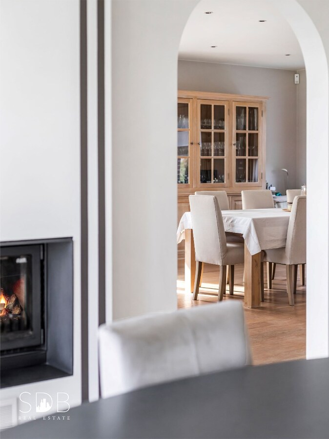 Hedendaagse gezinswoning met aanpalende graslanden en stallen op 5.030m² 