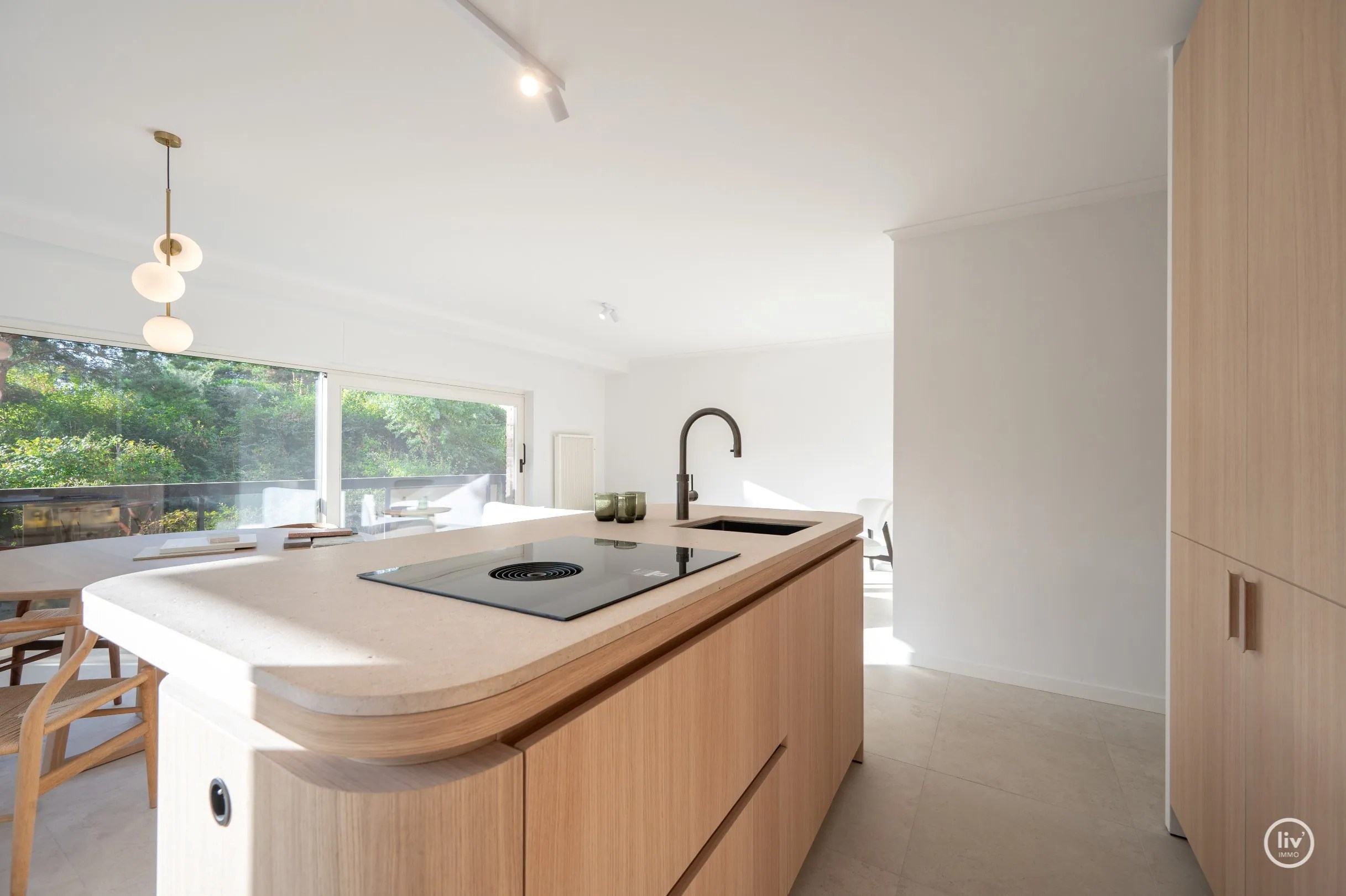 Dit prachtig gelegen appartement geniet van een zuidelijke oriëntatie en bevindt zich in een groene en rustige omgeving, rechtstreeks grenzend aan het Yzerpark. 