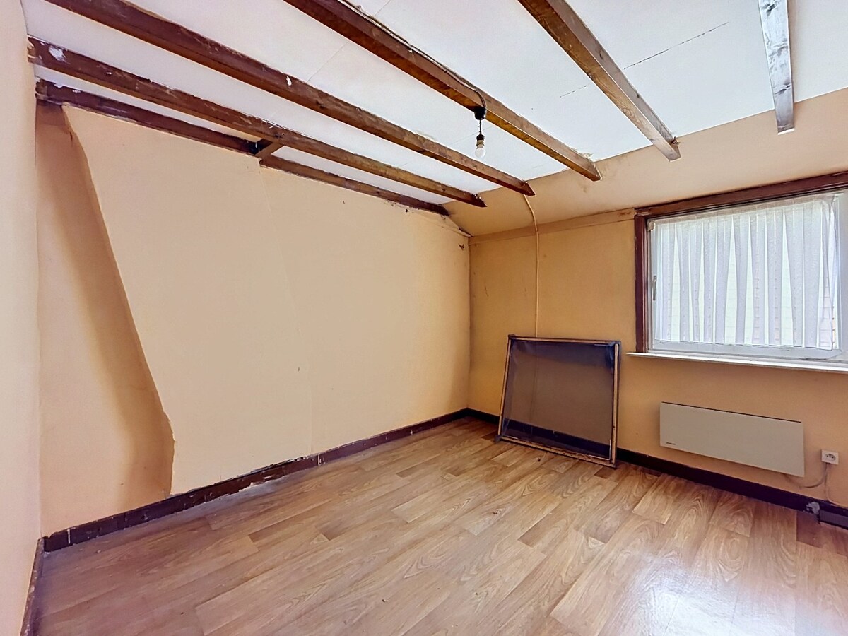 Te renoveren/te slopen woning op 16 are gelegen te Elene 