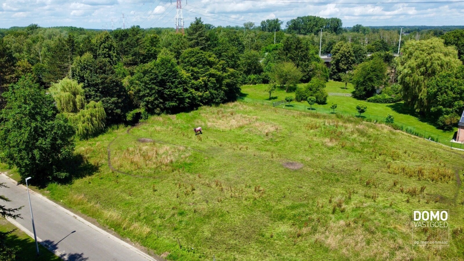 Ruime bouwgrond voor een half open bebouwing, gelegen op een perceel van 7a74ca. 