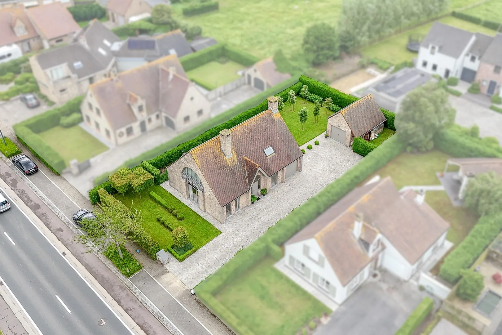 Prachtige energiezuinige alleenstaande villa op 710 m² met zonnige tuin en 2 garages