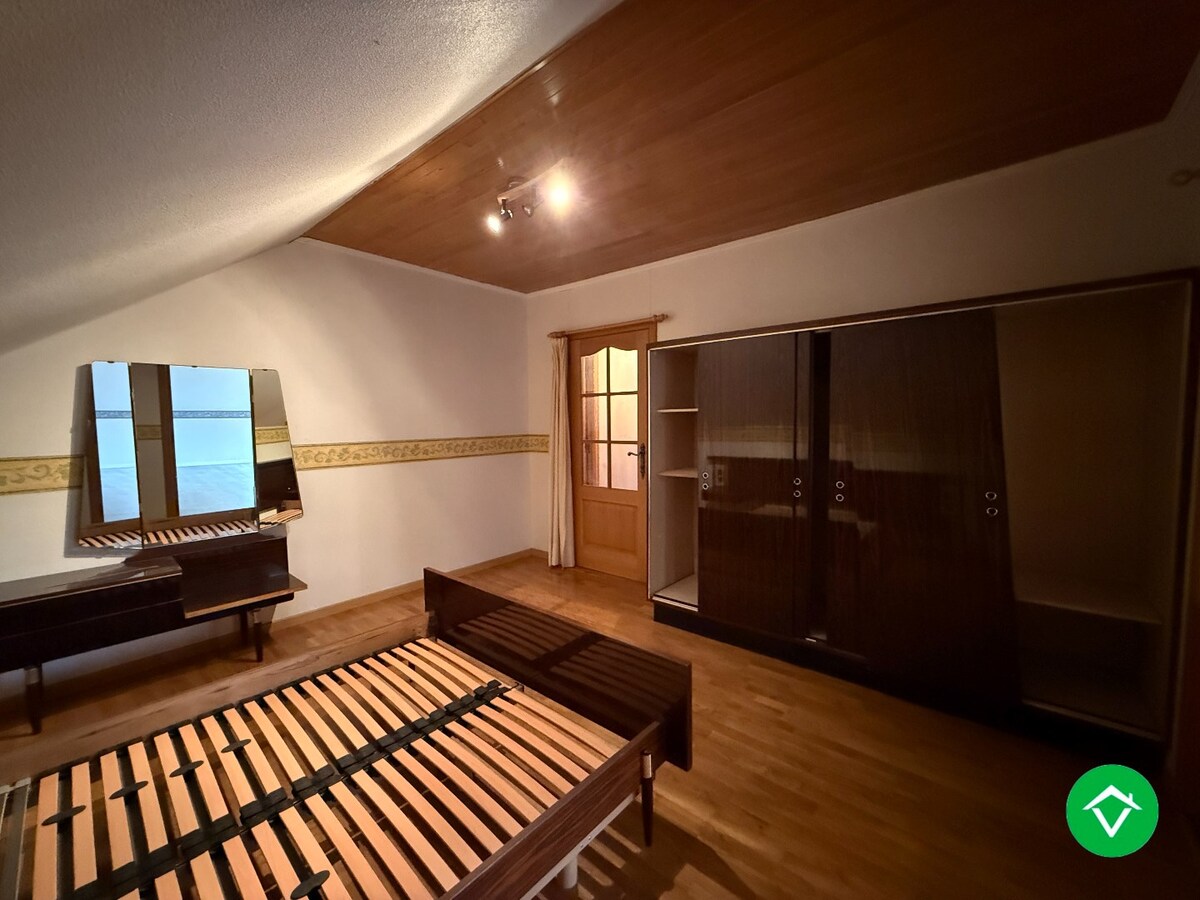 Ruime, alleenstaande woning met 6 slaapkamers en tuin te Hooglede (De Geite) 