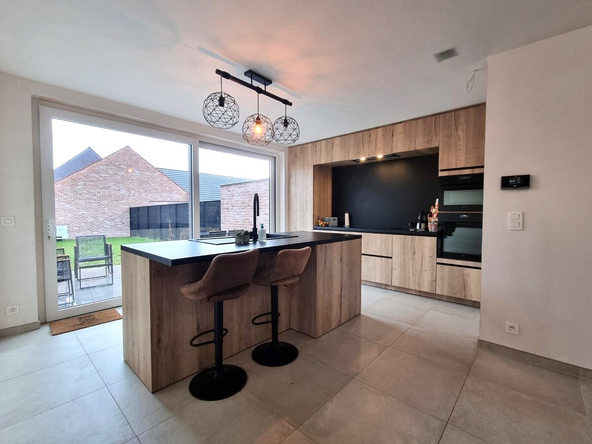 Halfopen nieuwbouwwoning (onder registratierechten!) met dubbele garage te Dudzele 