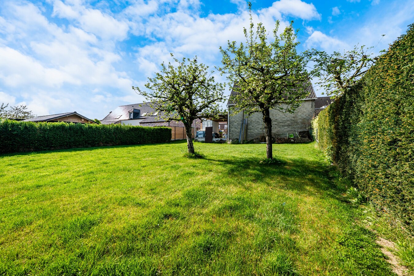 Gezinswoning met ruime opslagplaats en carport in het centrum van Ouwegem 