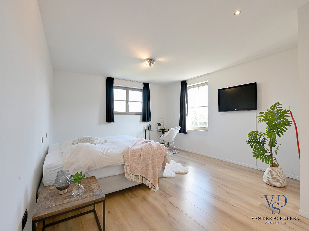 Prachtig gerenoveerde Herenwoning met zwembad te Gavere. 