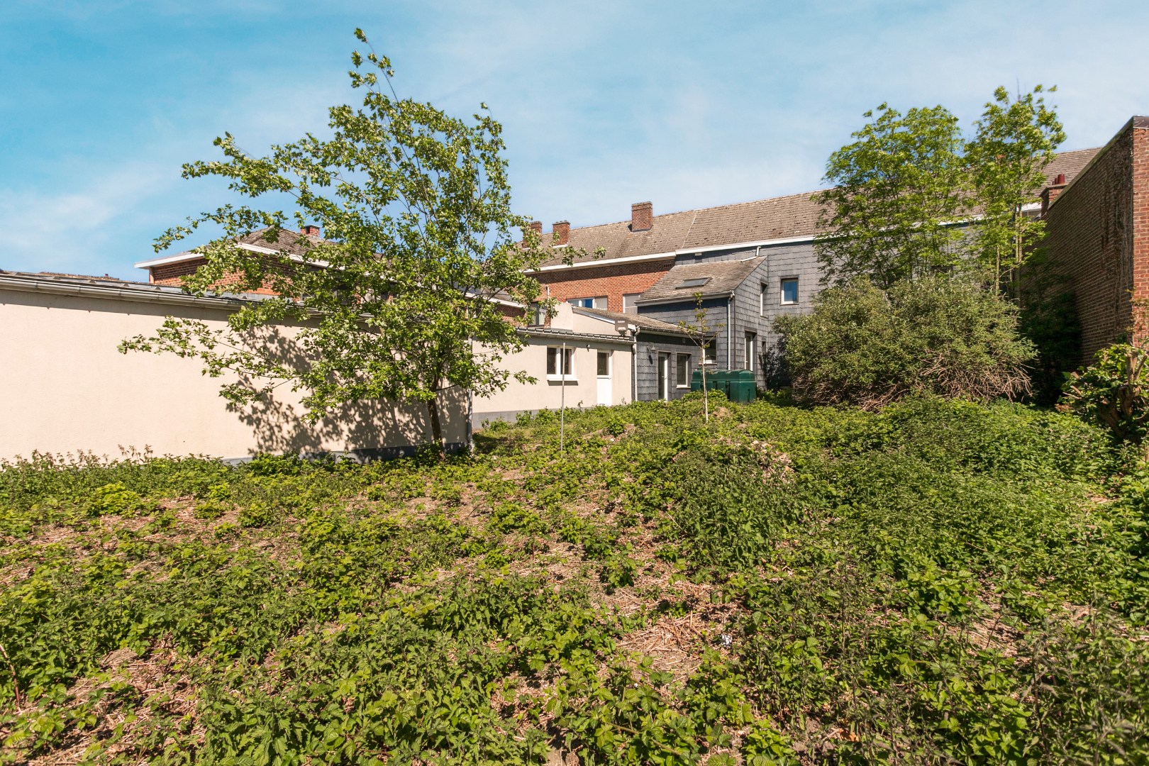 Te renoveren eigendom (317 m²) met veel potentieel, ruime tuin (6a 42ca) en dubbele achterliggende carport met toegang tot de achterliggende straat in Kester 