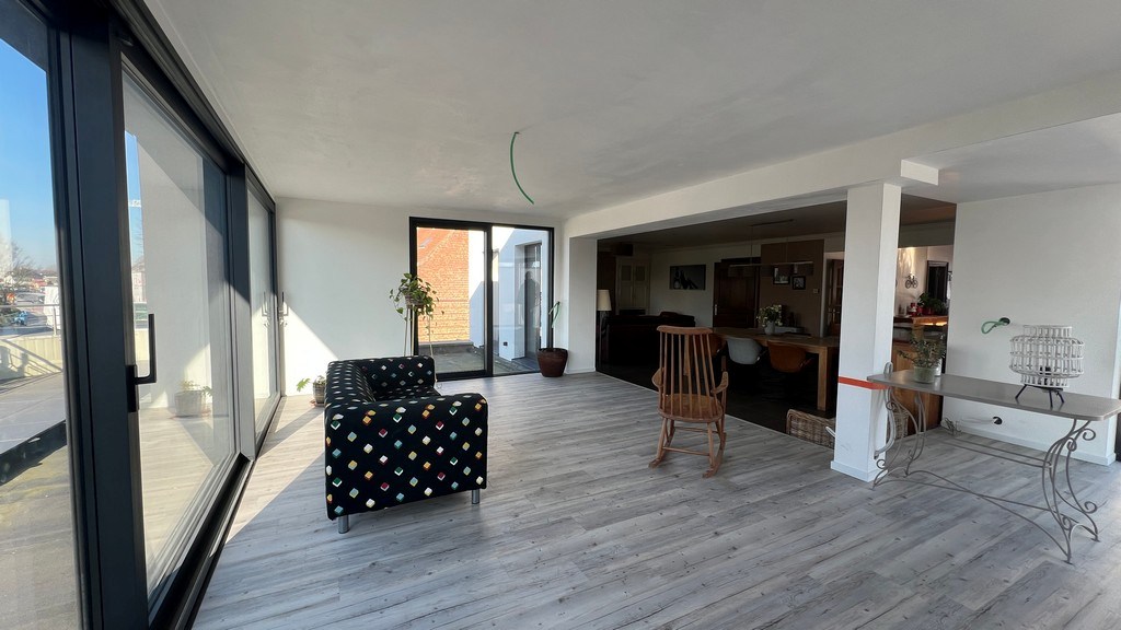 Showroom met werkplaats en appartement te koop in Wondelgem