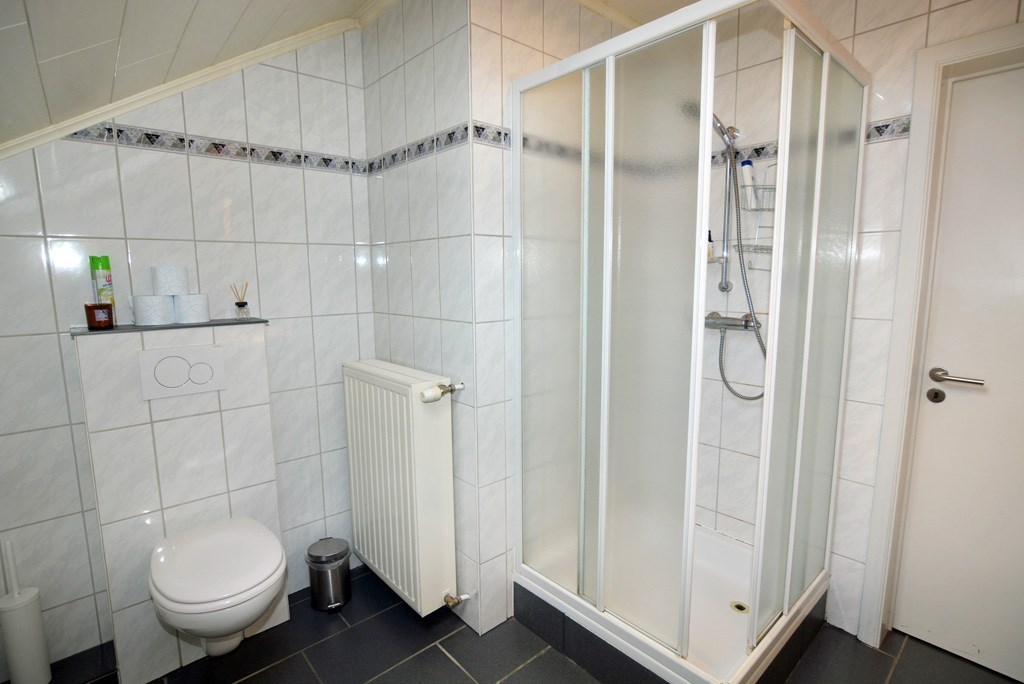 Instapklaar appartement met 2 slpks en tuintje. 