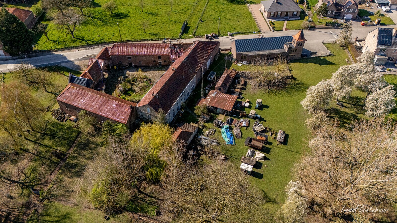 Te renoveren vierkantshoeve op een ruim perceel van ca. 2,6ha te Kortenaken 