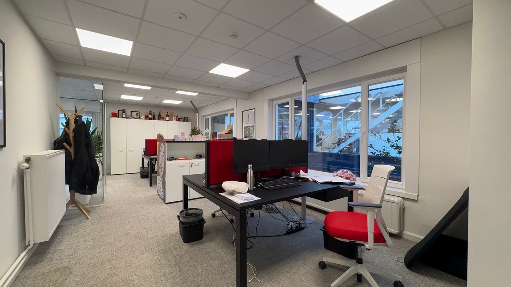 Ingedeelde kantoorruimte te huur vlakbij R4 en E40 in Drongen