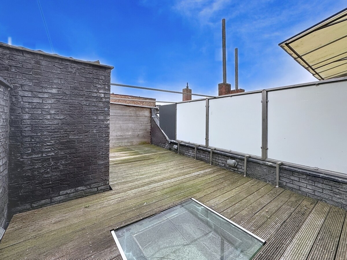 Opbrengsteigendom bestaande uit 3 appartementen en handelsgelijkvloers gelegen in het centrum van Koekelare 