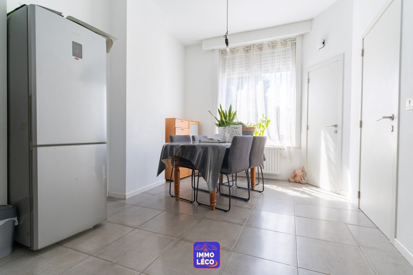 Maison rénovée avec beaux volumes et jardin. 