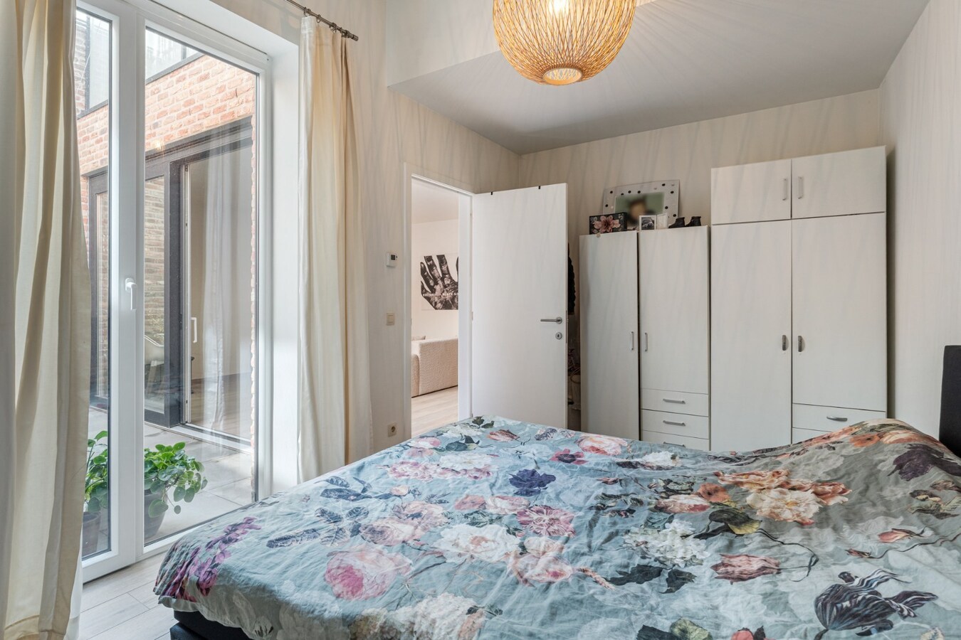 Recent, hoogwaardig afgewerkt gelijkvloers appartement, met terras en inpandige garage, in het centrum van Maaseik! 