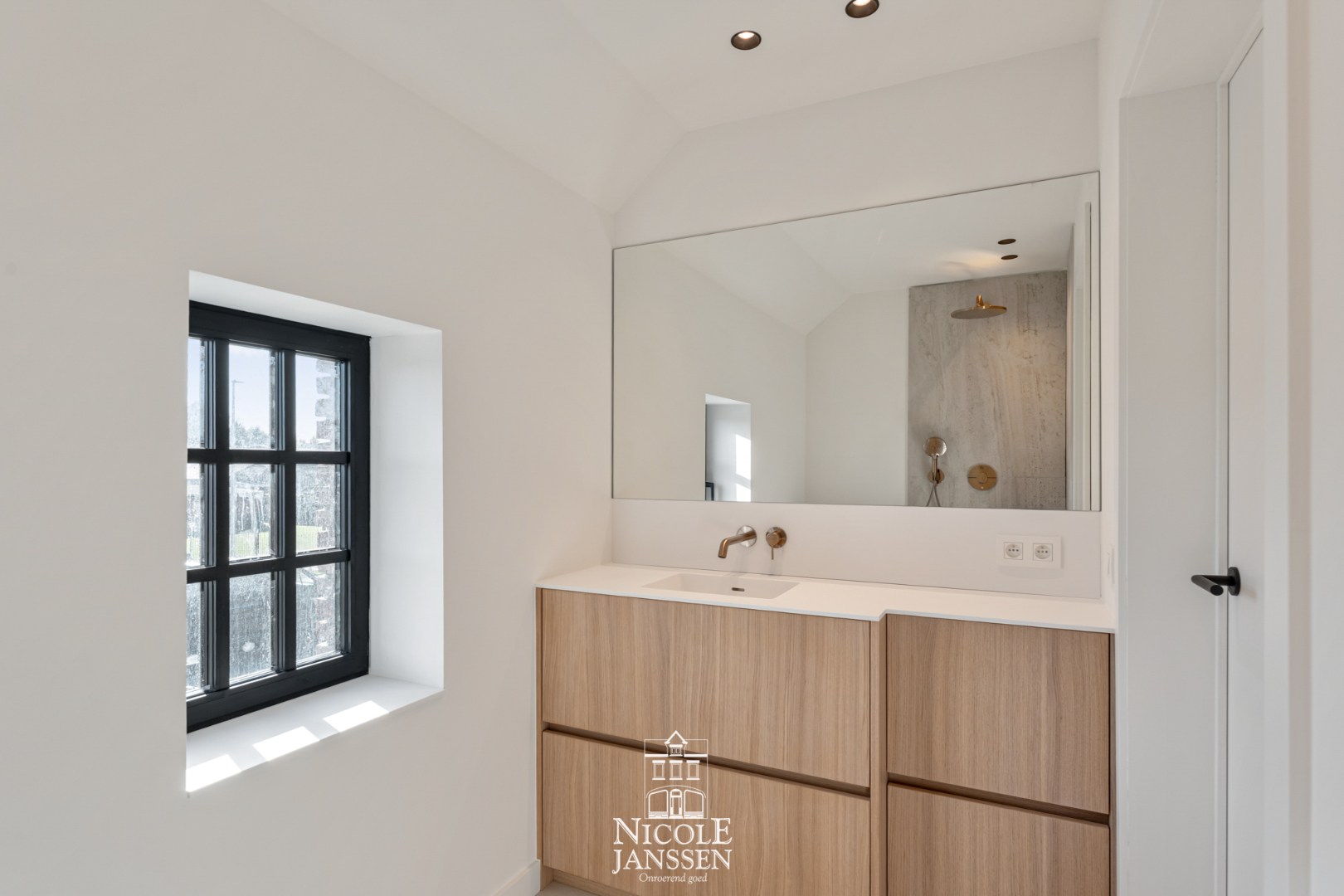 Aparte badkamer met douche en wastafel