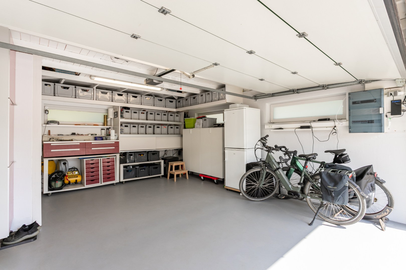 Instapklare villa met 3 slaapkamers, bureau, dubbele garage en verzorgde buitenruimte in Halle 