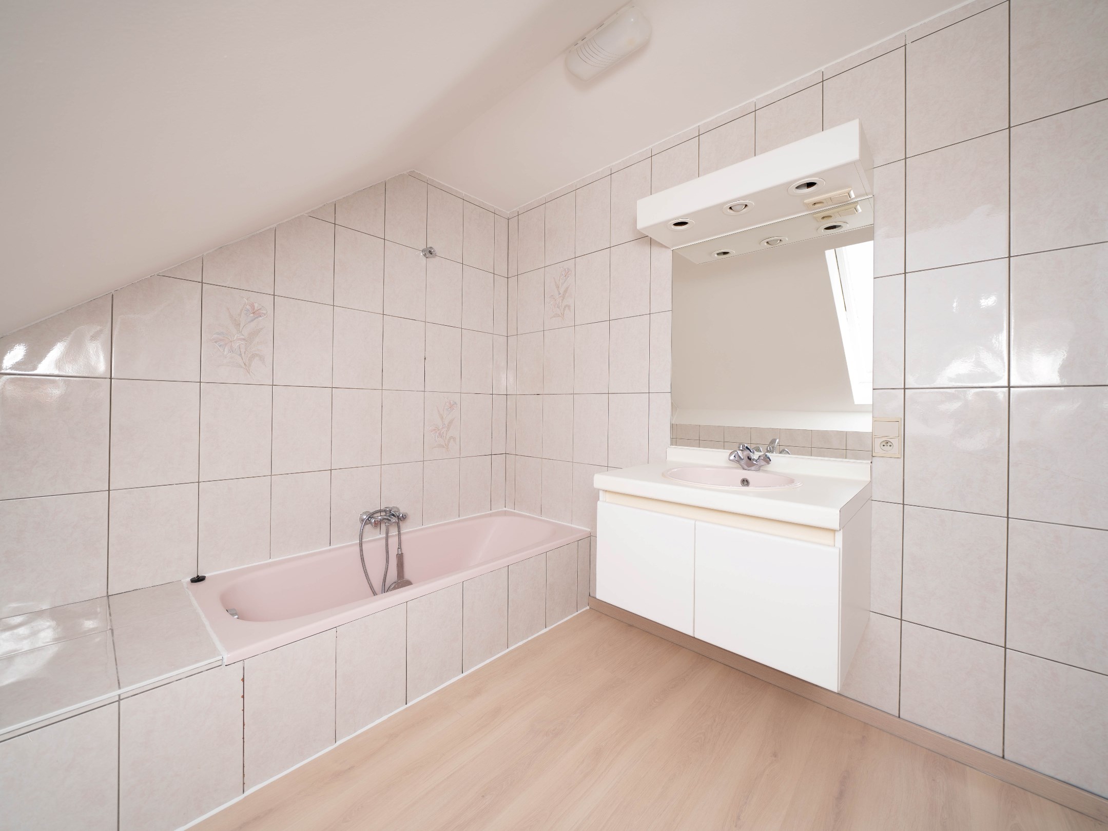 Ruim (102m²) 2-kamer appartement in kleinschalig gebouw 