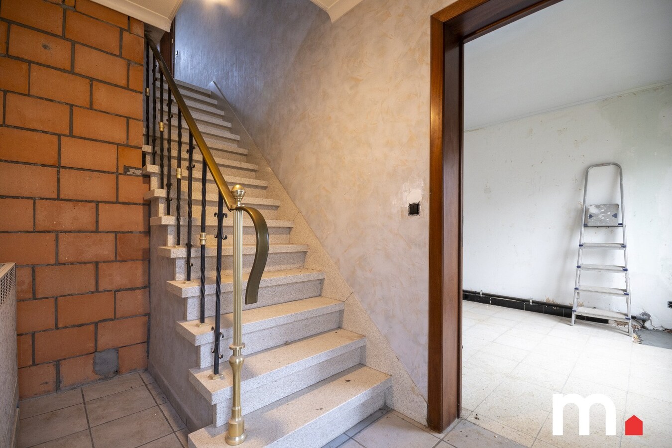 Halfopen bebouwing op 695 m2 met grote tuin en atelier te Lendelede ! 