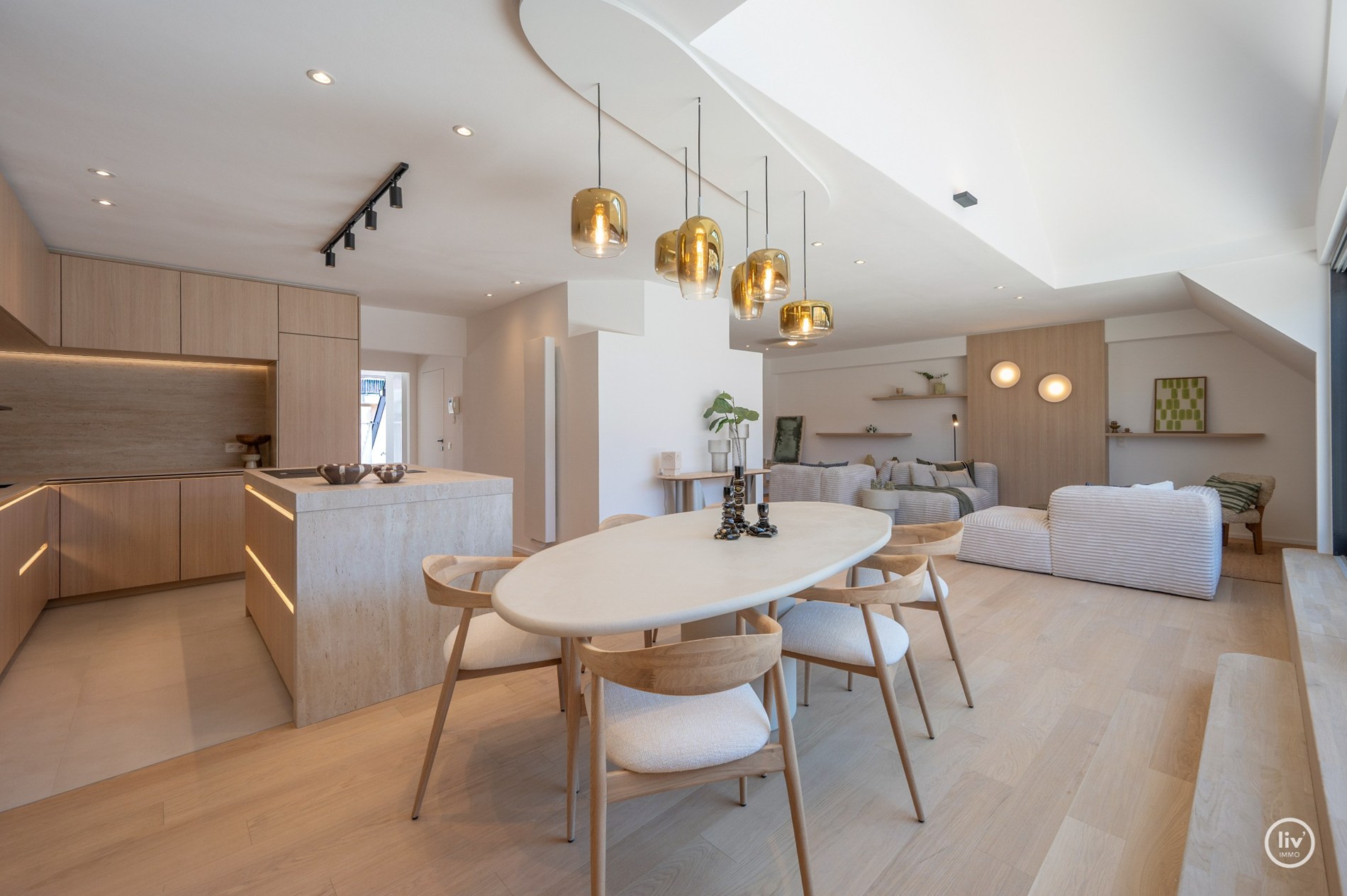 Prachtige ruime duplex (216 m2) top gerenoveerd gelegen op de Leopoldlaan te Knokke. 