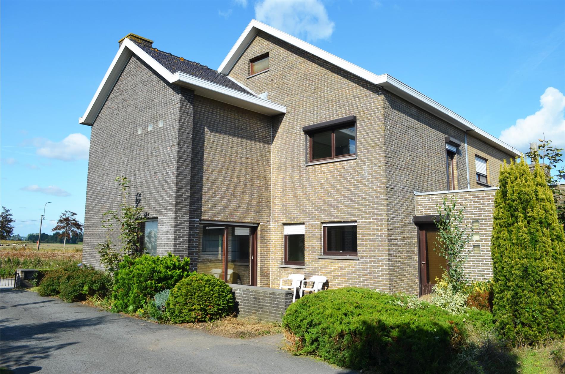 Te renoveren gezinswoning met 3 slpks, garage en tuin rustig gelegen te Bassevelde 