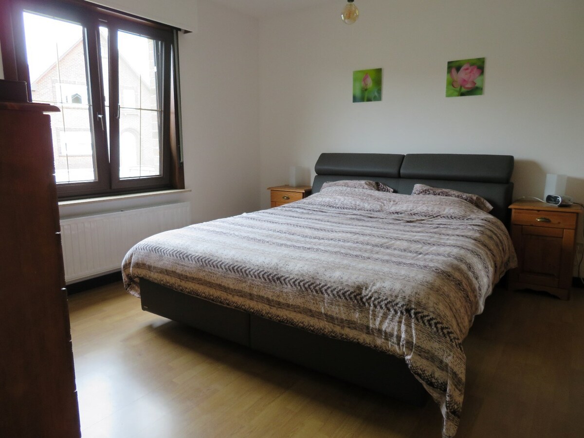 Verzorgde gezinswoning gelegen in een rustige omgeving op een perceel van 10a, met 3 slaapkamers en fraaie tuin. 
