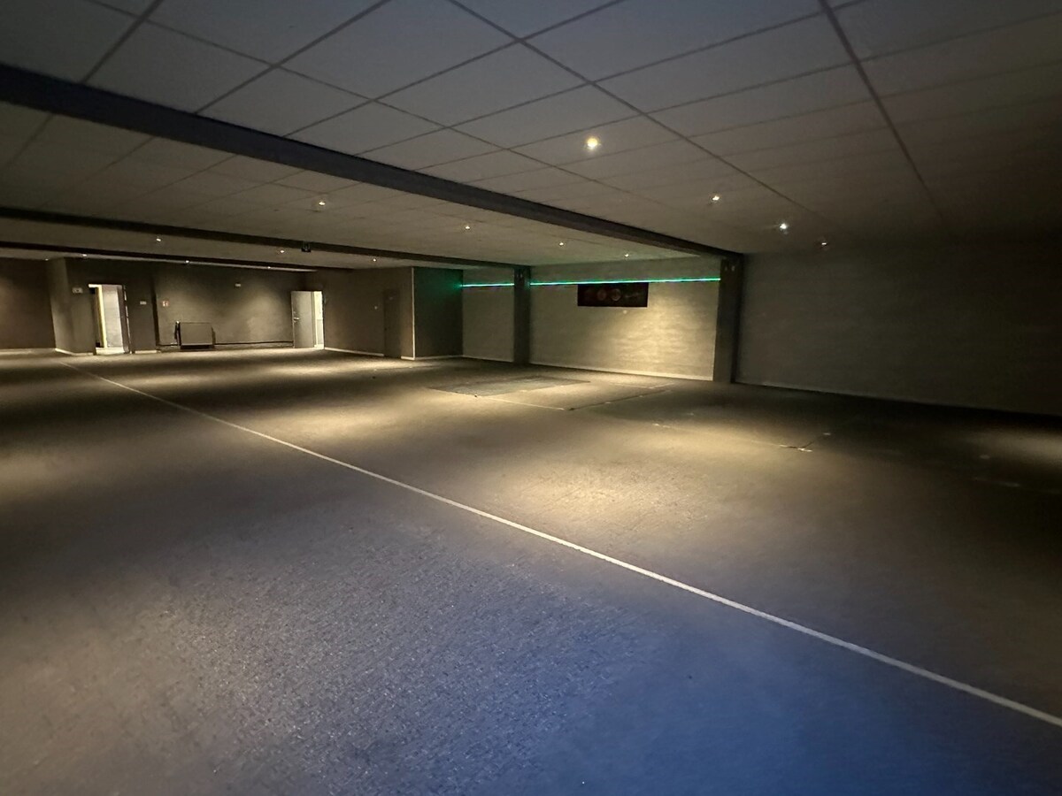 Handelspand 546 m² met veel mogelijkheden en 8 parkeerplaatsen 