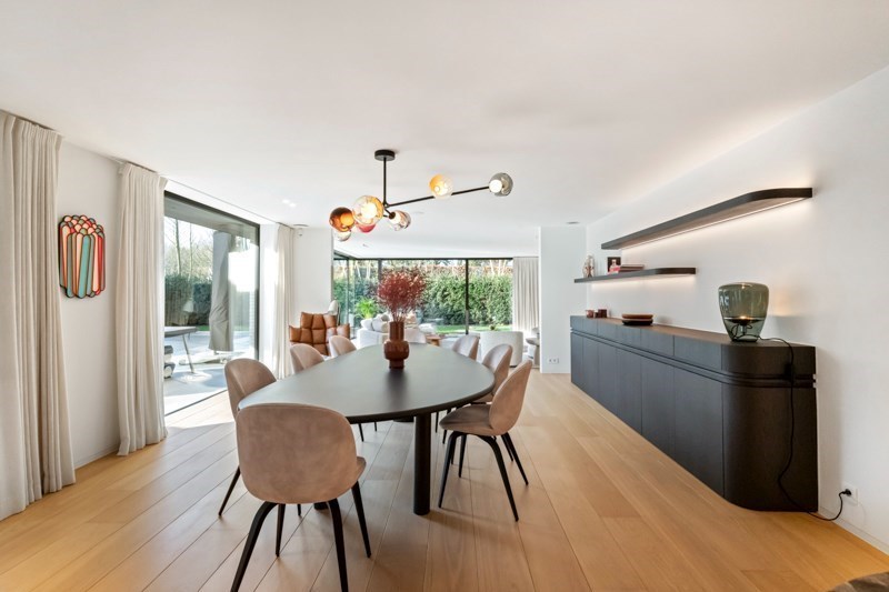 Magnifique villa jumelée récemment rénovée, située au calme entre le centre de Knokke et Le Zoute, avec une parfaite orientation Sud-Ouest. 