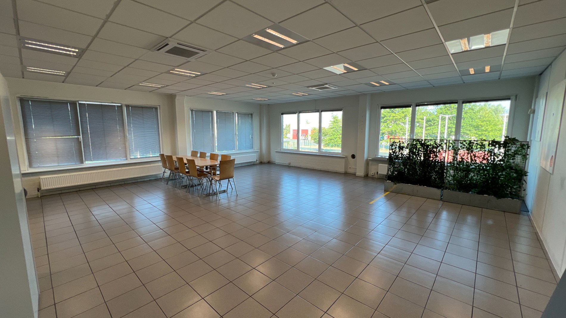 Opslagruimtes met burelen te huur in de haven van Gent