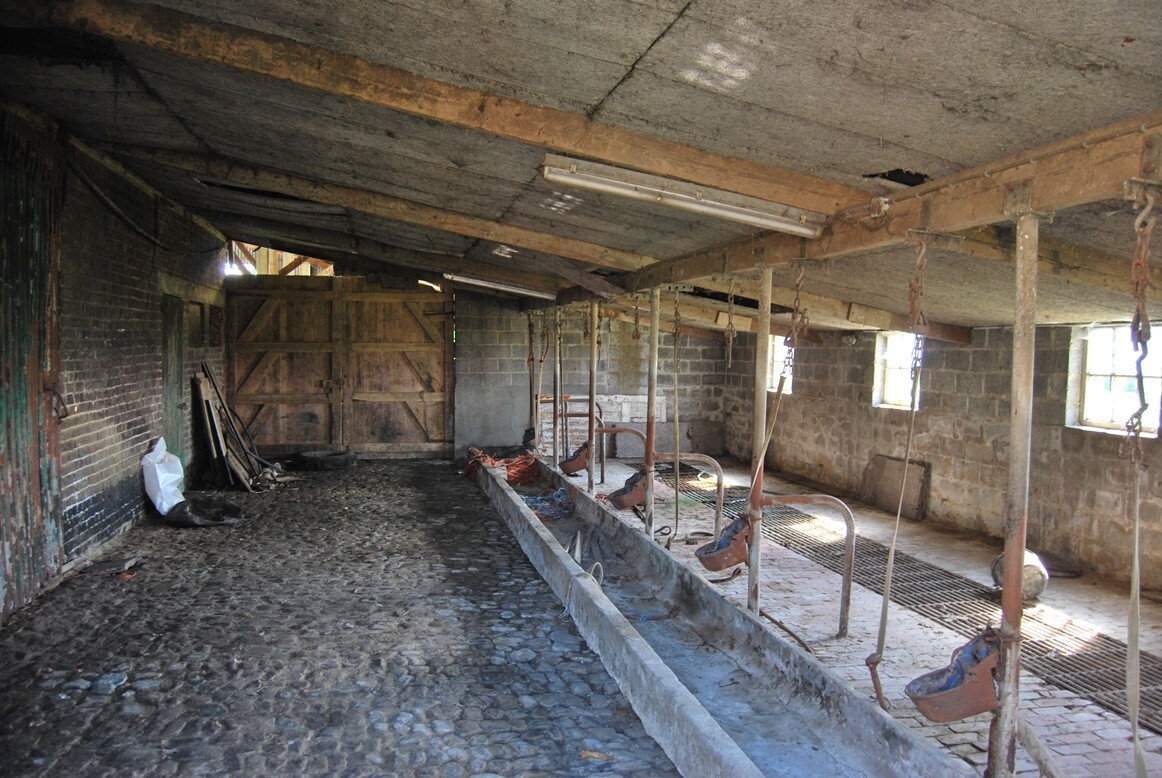 Te renoveren hoeve met stallingen op 9.333m² (+ev. 5ha) te Deinze 