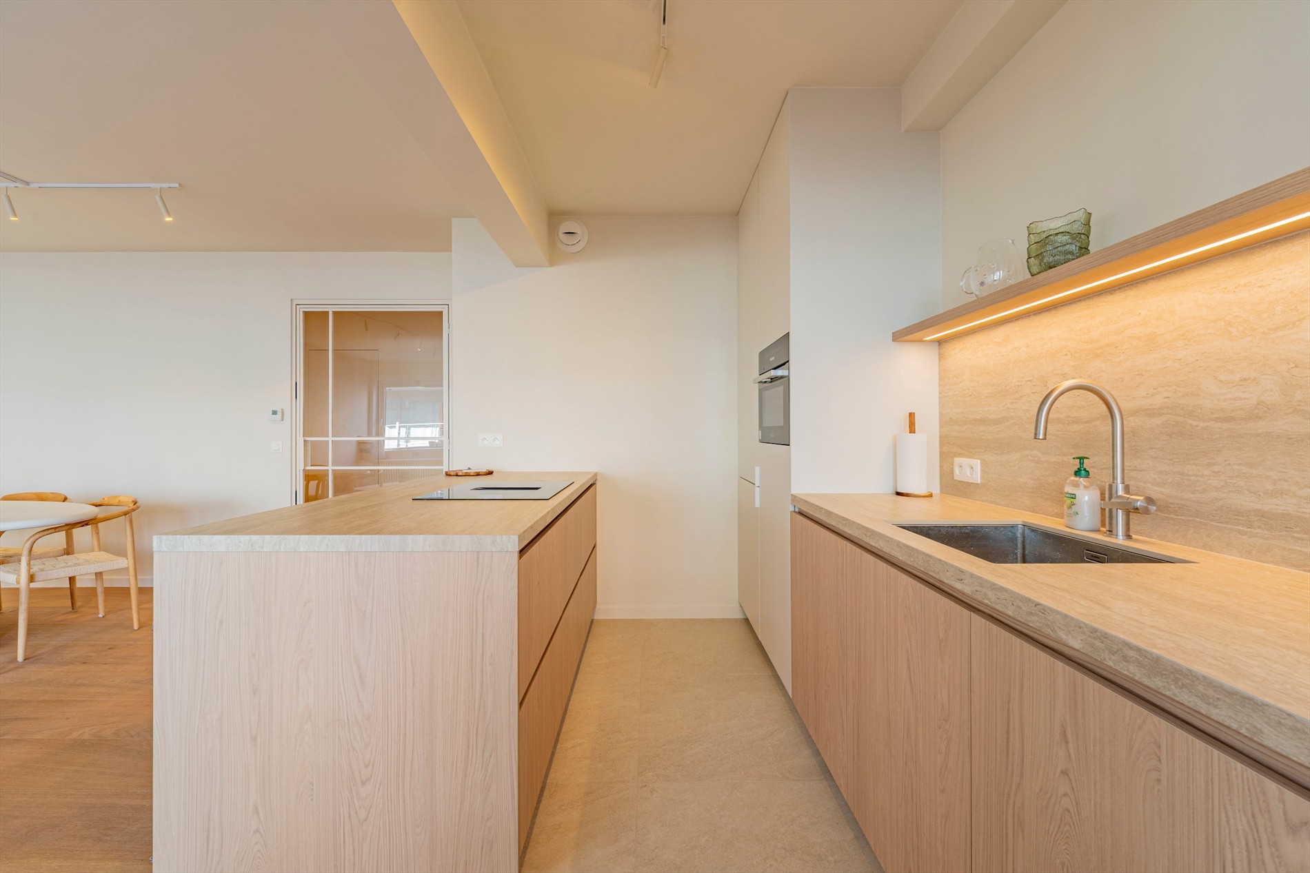 Prachtig ruim appartement met 3 slaapkamers en terras centraal gelegen op de Zoutelaan te Knokke. 